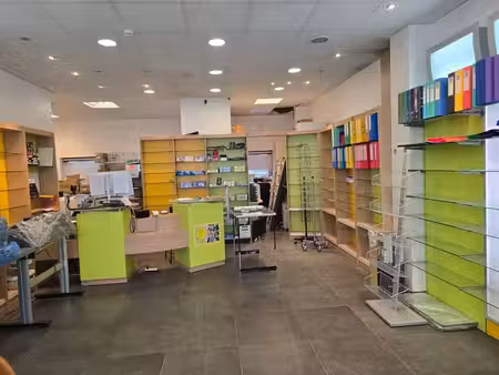 local commercial de 85 m² à louer  façade 2