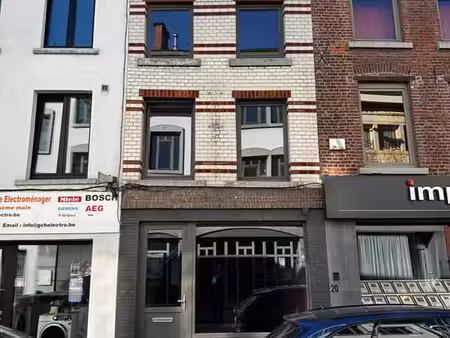 idéallement situé dans la rue commerçante principale