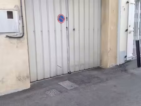 location place de parking pour moto ou scooter