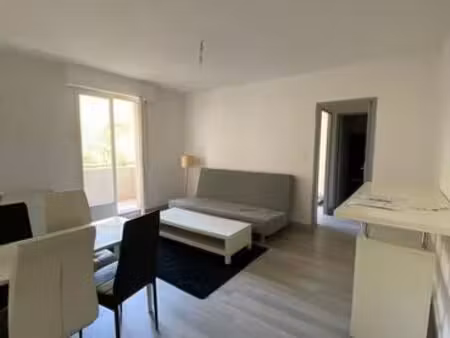 loue appartement t2 meublé avec garage  45 m2 en plein centre de nîmes