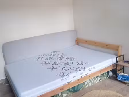 grande chambre meublée