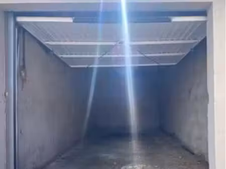 urgent loue grand garage fermé