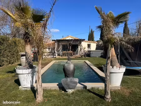 maison de plain pied avec piscine et jacuzzi