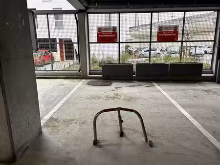 1 place de parking - bas cenon - près de ligne a et à 50 mètres de l'arrêt sncf de cenon