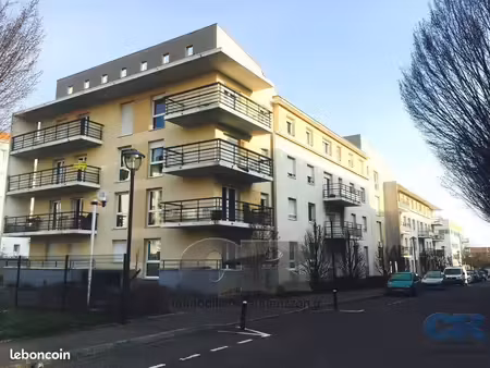 a louer f2a avec place de parking
