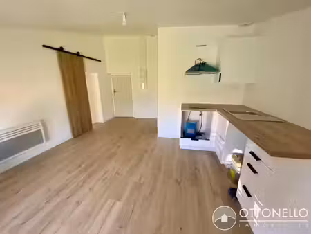 location appartement 2 pièces 33 m² à roquebrune-sur-argens (83520)