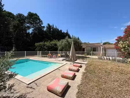 camaret-sur-aigues: maison de plain-pied  4 chambres  garage  piscine