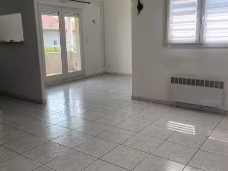 clos banet appartement f3 duplex situé au 1er et dernier étage d’une petite résidence de 3