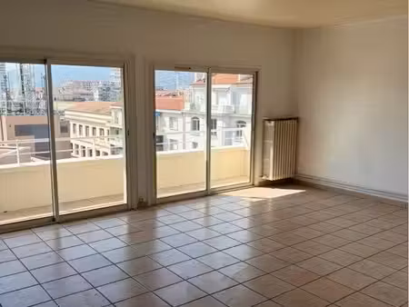 à louer t2 lumineux de 50m2 toulon haute ville avec terrasse 35 m2 + balcon