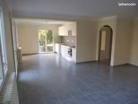 t4 de 98 m² entièrement rénové avec 2 grandes terrasses – au calme