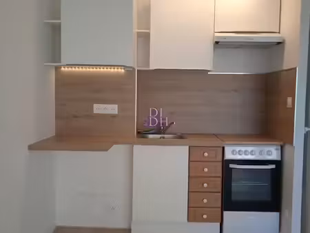 location appartement 1 pièce 27 m² à hyères (83400)