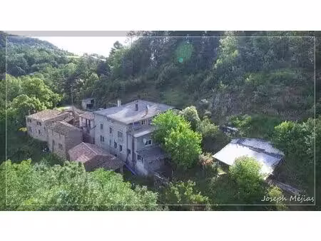 trois logements  un vaste entrepôt et plus de 2 500 m2 de terrain : un lieu pensé pour...