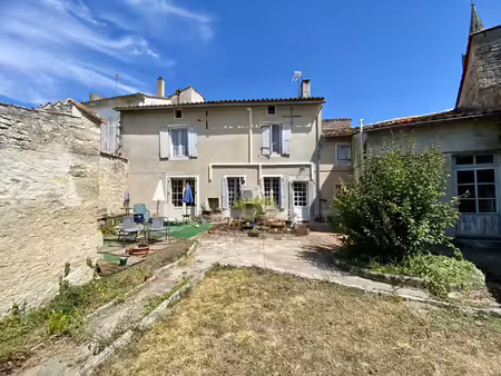 maison de ville avec jardin  garage et potentiel d'aménagement au centre d'aigre