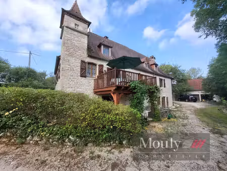 maison en pierre avec piscine dans un environnement calme