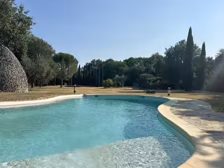 a 3 km d'uzès  belle bastide sur 4200 m2 de terrain avec piscine.