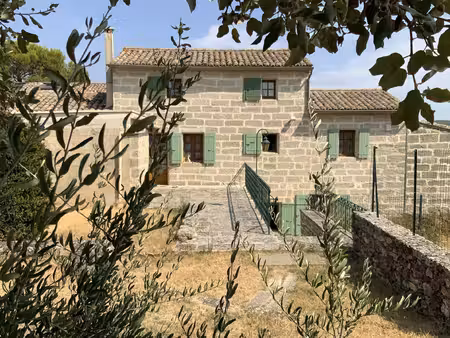 maison en pierre à 4 km d' uzès  jardin et grand garage.