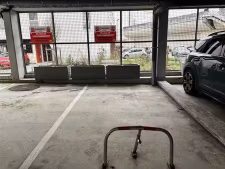 1 place de parking - bas cenon - près de ligne a et à 50 mètres de l'arrêt sncf de cenon