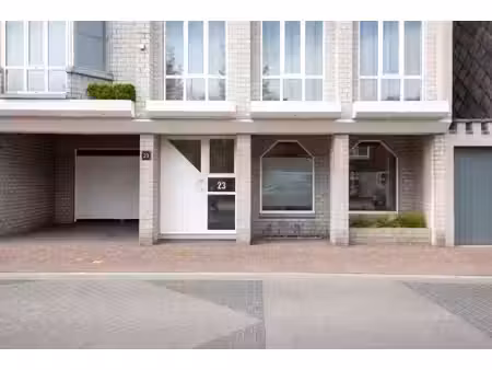 veelzijdig commercieel gelijkvloers in de dorpskern van zandhoven