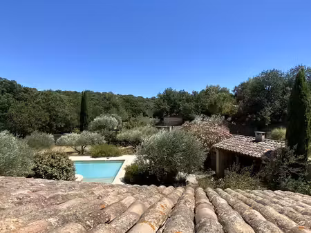 charmante maison spacieuse avec terrain arboré et piscine.