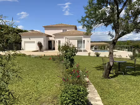 a 6 km d'uzès  villa récente avec piscine.