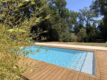 a quelques minutes d' uzès  villa au coeur d'un parc de 2600 m2 avec piscine.