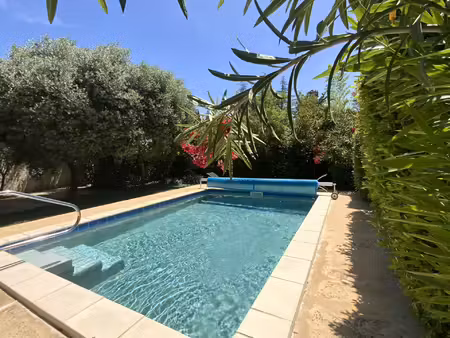charmante villa avec piscine dans village à quelques minutes d'uzès.