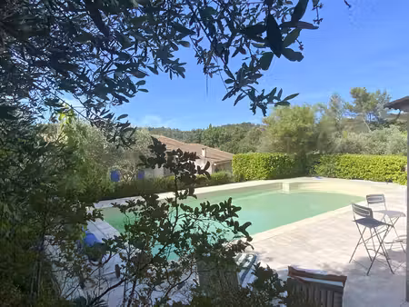 villa de plain pied au calme   terrain avec piscine et vue dégagée.