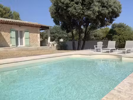 villa de plain pied sur beau terrain arboré avec piscine  et studio indépendant.
