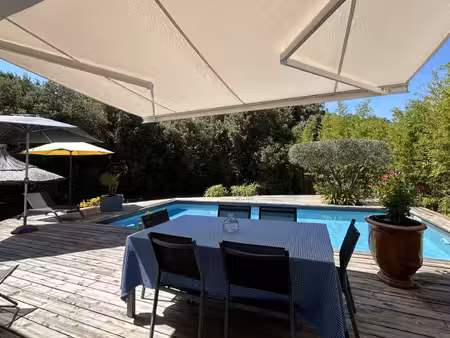 villa de plain pied sur un magnifique terrain arboré avec piscine.