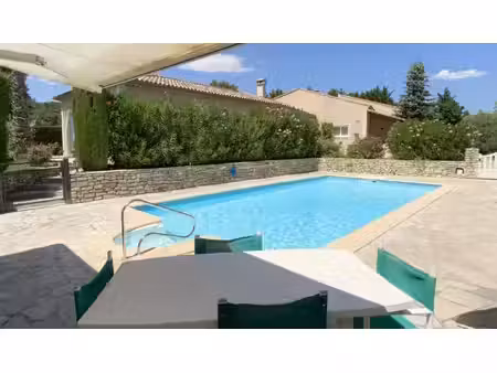 villa de plain pied sur un terrain de 2300 m2 avec piscine.