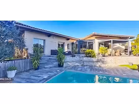 villa spacieuse de 168m2 avec une piscine s'étendant sur 851m2 de terrain