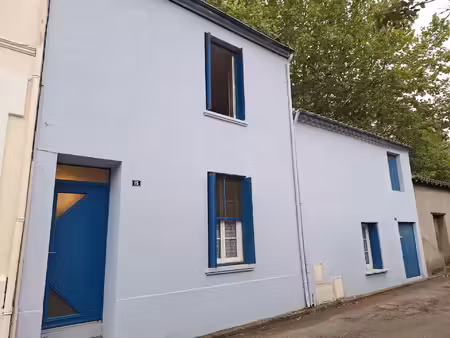 maison de ville en bord de rivière avec cour  spa et caves