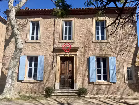 maison en pierre avec gîte  jardin et piscine