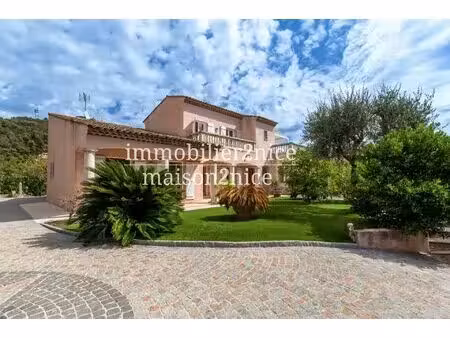 villa néo provençal avec terrain plat et piscine  villefranche-sur-mer