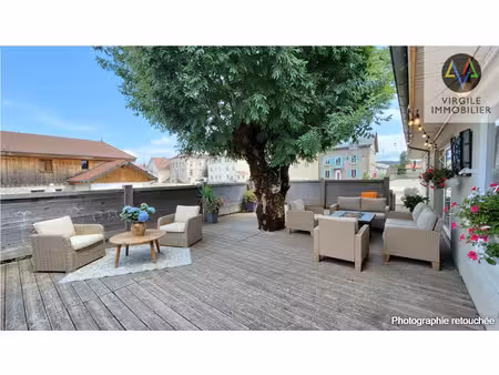 surface à aménager de 150 m2 avec terrasse et cave.