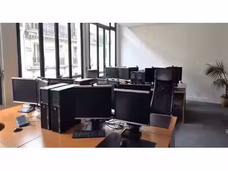 location local professionnel 334m²