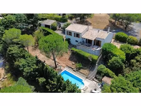 belle villa de 4 chambres avec piscine  vues dégagées et beau potentiel  à quelques...