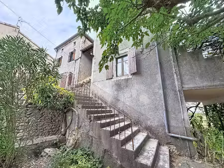 maison en pierre a renover avec possibilité de créer plusieurs logements.