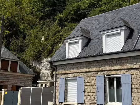 charmante maison mitoyenne d'un côté atypique au coeur d'orival  en bord de seine