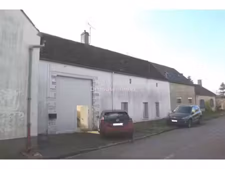 grand corps de ferme avec logement t3 et nombreuses granges à aménager proche nemours et a