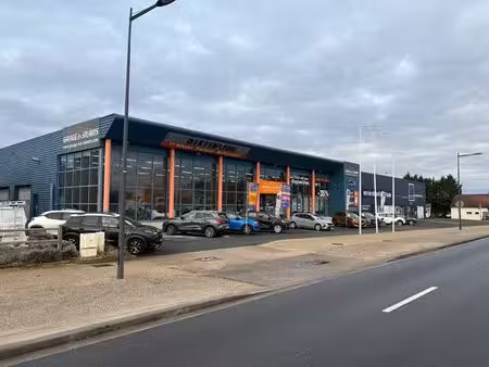 location local commercial 990m² saran 45770