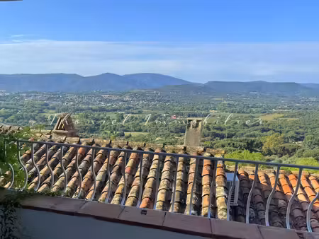 à vendre dans le village de grimaud : ensemble de deux maisons de village à rénover  avec.