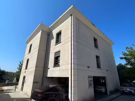 location local professionnel 272m²