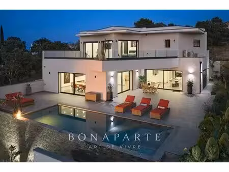 saint-aygulf exclusivite : villa contemporaine neuve – position dominante – vue sur la...