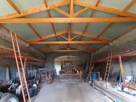 bâtiment 300 m2 sur 3000 m2 de terrain . divisé en 2 lots