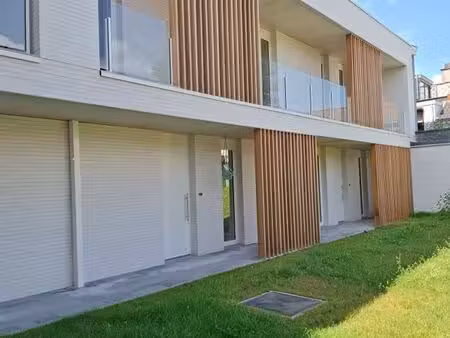 appartement neuf d'une chambre avec terrasse.