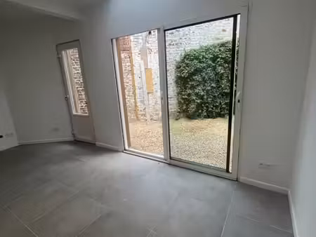 appartement rdc 2 ch. avec cour privée à huy