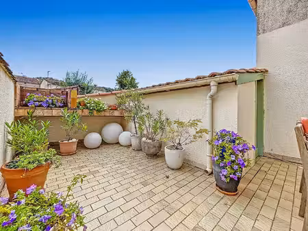 a st chinian  appartement t3 avec belle terrasse