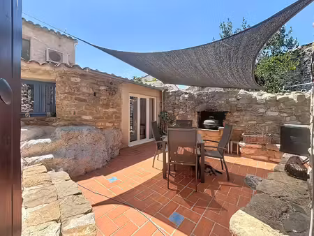 maison en pierre avec terrasses