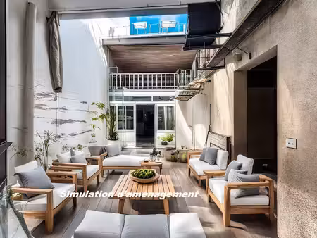 maison de village avec cour  terrasse  dépendances et garage.